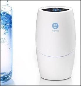 Beber agua pura utilizando el sistema de tratamiento eSpring