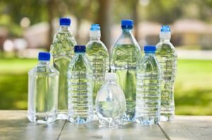 Contaminación por botellas de plástico. El agua el gran causante